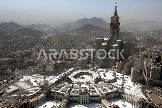 صورة جوية للمسجد الحرام في مكة المكرمة، تُظهر ساحته المركزية والمباني المحيطة به.