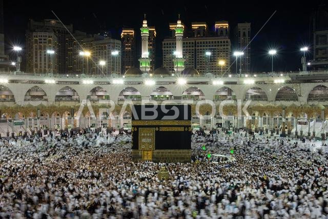 يتجمع حشد كبير من الناس حول الكعبة في المسجد الحرام، ويؤدون طواف الليل.