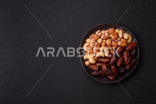 تمر مجفف على طبق خزفي لرمضان أو الإفطار. التمر المجفف كخلفية طعام لتصميمك