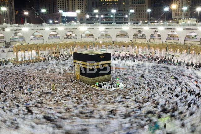 حشد كبير من الناس يحيط بالكعبة في المسجد الحرام.