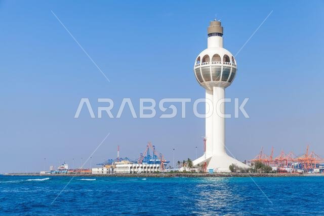 جدة، المملكة العربية السعودية - ٢٢ ديسمبر ٢٠١٩: منظر لميناء جدة على شاطئ البحر، حيث يهيمن برج مراقبة المرور الأبيض على الميناء الصناعي. جدة، المملكة العربية السعودية - ٢٢ ديسمبر ٢٠١٩: منظر لميناء جدة على شاطئ البحر، حيث يهيمن برج مراقبة المرور الأبيض على الميناء الصناعي.