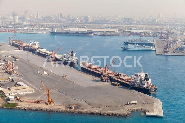 جدة، المملكة العربية السعودية - ٢٢ ديسمبر ٢٠١٩: تحميل سفينة شحن بضائع سائبة. صورة جوية لميناء جدة الإسلامي، التُقطت في يوم مشمس.