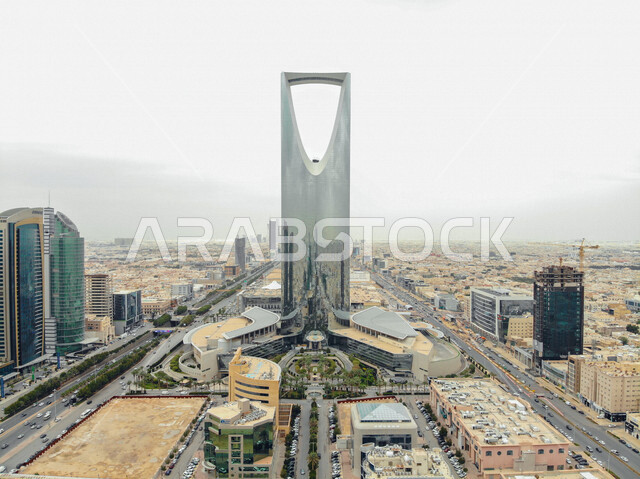 صورة من الأعلى لبرج المملكة في مدينة الرياض بالمملكة العربية السعودية ، الأبراج وناطحات السحاب ، معالم سياحية مشهورة بالسعودية ، الفن الهندسي المعماري بالسعودية ، السياحة في السعودية ، طرق وشوارع الرياض