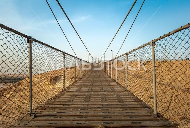 مغامرة الجسر المعلق في مسار جسر الشبا المعلق، المناظر الطبيعية الصحراوية في الأحساء، المنطقة الشرقية بالقرب من الهفوف، المملكة العربية السعودية. مغامرة الجسر المعلق في مسار جسر الشبا المعلق، المناظر الطبيعية الصحراوية في الأحساء، المنطقة الشرقية بالقرب من الهفوف، المملكة العربية السعودية.