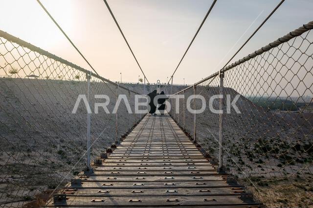مغامرة الجسر المعلق في مسار جسر الشبا المعلق، المناظر الصحراوية في الأحساء، المنطقة الشرقية بالقرب من الهفوف، المملكة العربية السعودية. ١٨ أبريل