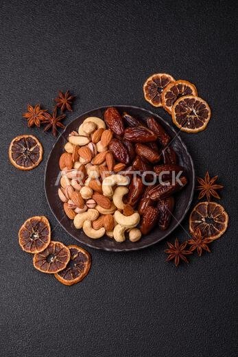 تمر مجفف على طبق خزفي لرمضان أو الإفطار. التمر المجفف كخلفية طعام لتصميمك