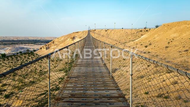 مغامرة الجسر المعلق في مسار جسر الشبا المعلق، المناظر الطبيعية الصحراوية في الأحساء، المنطقة الشرقية بالقرب من الهفوف، المملكة العربية السعودية. مغامرة الجسر المعلق في مسار جسر الشبا المعلق، المناظر الطبيعية الصحراوية في الأحساء، المنطقة الشرقية بالقرب من الهفوف، المملكة العربية السعودية.