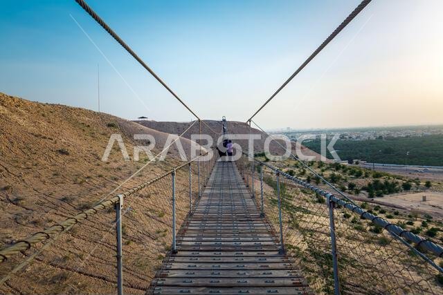 مغامرة الجسر المعلق في مسار جسر الشبا المعلق، المناظر الصحراوية في الأحساء، المنطقة الشرقية بالقرب من الهفوف، المملكة العربية السعودية. ١٨ أبريل