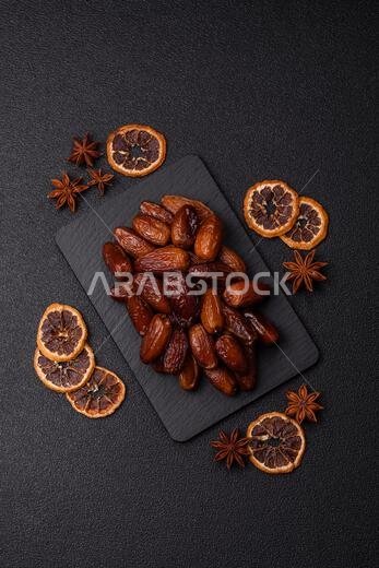 تمر مجفف على طبق خزفي لرمضان أو الإفطار. التمر المجفف كخلفية طعام لتصميمك تمر مجفف على طبق خزفي لرمضان أو الإفطار. التمر المجفف كخلفية طعام لتصميمك
