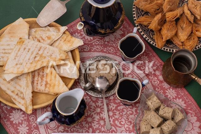 حلويات شرقية وقهوة على الطاولة. بقلاوة وحلوى حلاوة للحلوى. طعام وشراب. حلويات شرقية وقهوة على الطاولة. بقلاوة وحلوى حلاوة للحلوى. طعام وشراب.