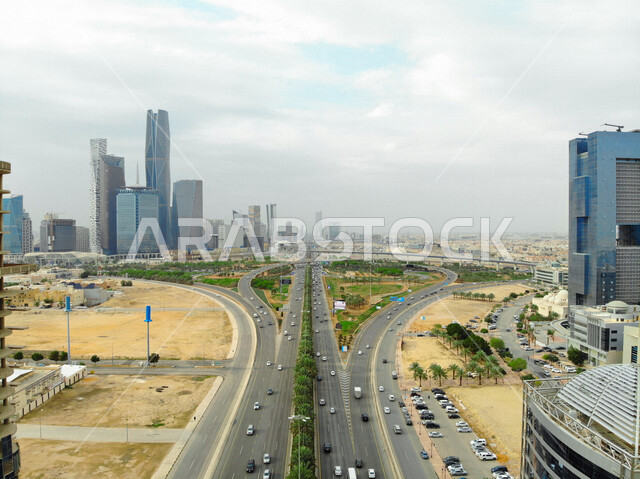 صورة  لمركز الملك عبدالله المالي (كافد) في الرياض بالمملكة العربية السعودية ، معالم مدينة الرياض في النهار ، حركة سير السيارات على الطريق ، اماكن سياحية في السعودية