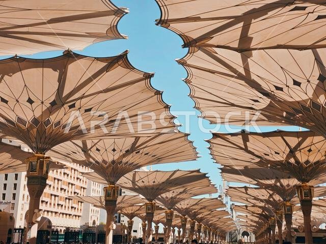 مظلات عملاقة قابلة للسحب في المسجد النبوي بالمدينة المنورة