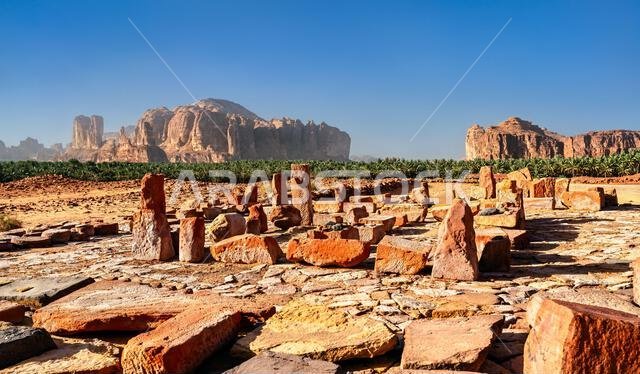 منظر للموقع الأثري لمدينة دادان القديمة، والذي يضم آثارًا حجرية وجبالًا من الحجر الرملي في العلا، المملكة العربية السعودية