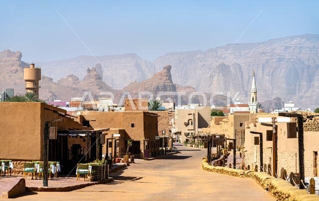 العمارة التقليدية المبنية من الطوب اللبن والمناظر الجبلية الخلابة في موقع التراث بمدينة العلا القديمة، المملكة العربية السعودية العمارة التقليدية المبنية من الطوب اللبن والمناظر الجبلية الخلابة في موقع التراث بمدينة العلا القديمة، المملكة العربية السعودية