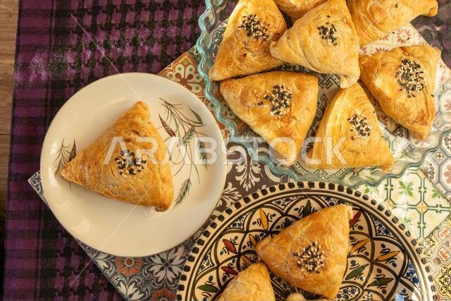 معجنات شرقية مالحة منزلية الصنع مع بذور السمسم الأسود والأبيض، منظر علوي. فطائر طعام، منظر علوي