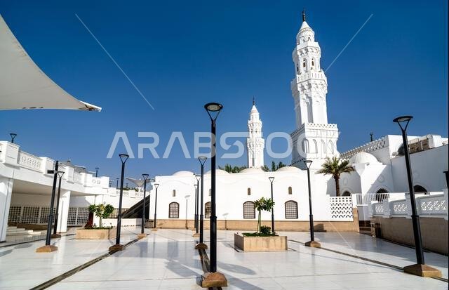 الواجهة البيضاء الجميلة والمآذن لمسجد القبلتين تحت سماء زرقاء صافية في المدينة المنورة، المملكة العربية السعودية.