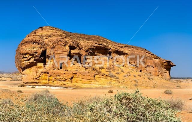 المقابر القديمة المنحوتة في الصخر في موقع جبل الأحمر في الحِجر، العلا، المملكة العربية السعودية، وهو موقع تراث عالمي لليونسكو يتميز بالعمارة النبطية