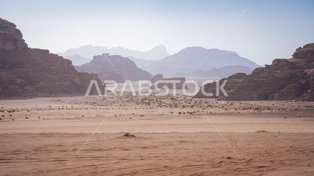 منظر صحراوي يضم جبالاً رملية وتكوينات صخرية من الحجر الرملي، تبوك، المملكة العربية السعودية