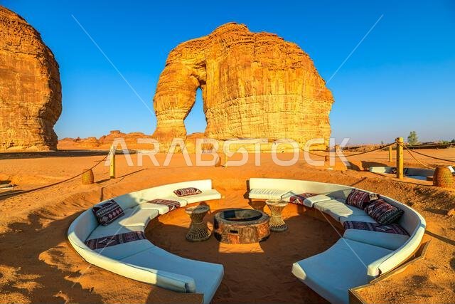 صخرة الفيل، وهي تكوين جيولوجي طبيعي، تهيمن على المشهد الصحراوي في العلا بالمملكة العربية السعودية، وتضم منطقة استراحة في الهواء الطلق تقدم تجربة فريدة من نوعها.