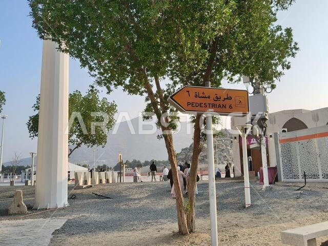 لوحة إرشادية ولوجستية مكتوب عليها "منطقة المشاة 6" تقع داخل الموقع المقدس لجبل عرفات (جبل الرحمة). لوحة إرشادية ولوجستية مكتوب عليها "منطقة المشاة 6" تقع داخل الموقع المقدس لجبل عرفات (جبل الرحمة).