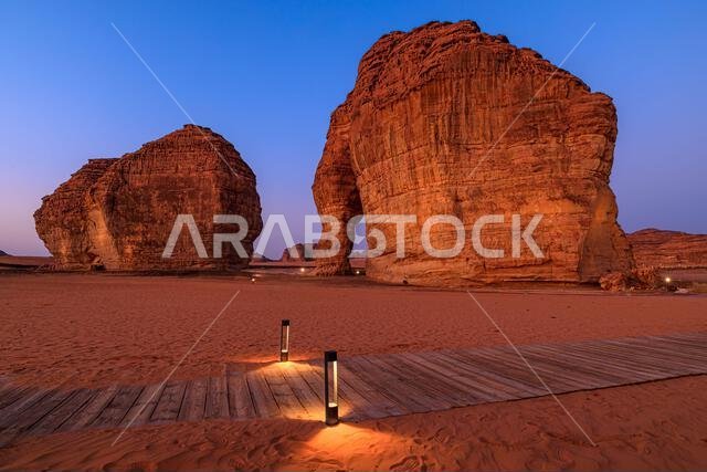 تكوين صخرة الفيل الرائعة في العلا، المملكة العربية السعودية، عند غروب الشمس، مع منطقة استراحة في الهواء الطلق توفر تجربة غروب شمس فريدة من نوعها