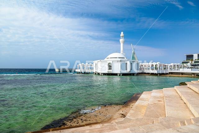 منظر خلاب لمسجد الرحمة، وهو مسجد أبيض جميل مبني على ركائز فوق البحر الأحمر في جدة، المملكة العربية السعودية، شاهد على روعة العمارة