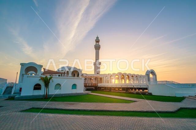 مسجد الرحمة الواقع على البحر الأحمر في جدة، المملكة العربية السعودية، يخلق مشهداً خلاباً عند غروب الشمس