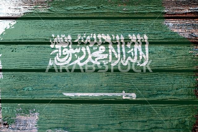 علم المملكة العربية السعودية - علم ذو مظهر واقعي على سطح خشبي