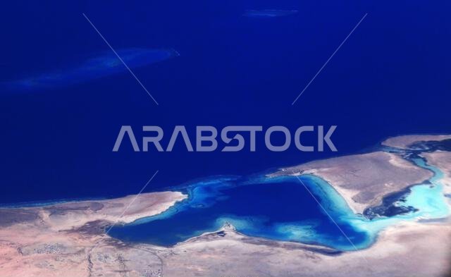منظر جوي للساحل السعودي للبحر الأحمر شمال جدة، المملكة العربية السعودية.