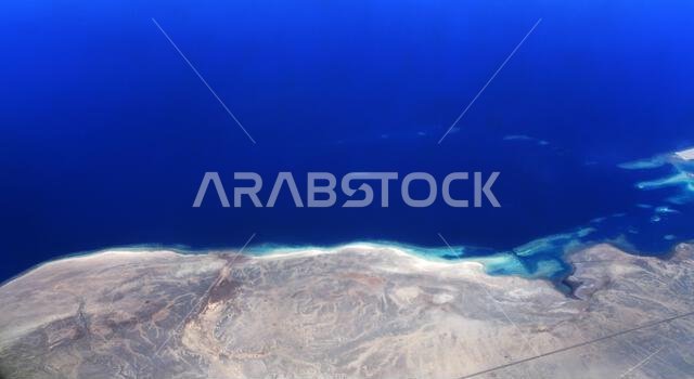 منظر جوي للساحل السعودي للبحر الأحمر شمال جدة، المملكة العربية السعودية.