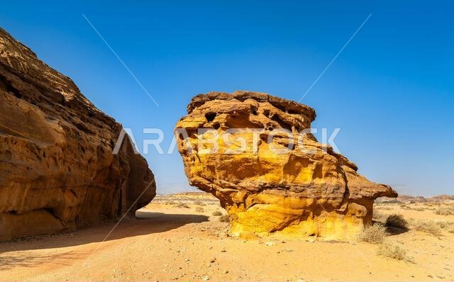 منظر خلاب لتكوين طبيعي من الحجر الرملي في جبل الأحمر، الواقع في موقع التراث العالمي لليونسكو في الحِجر في العلا، المملكة العربية السعودية