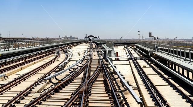 منظر لمسارات قطار مترو الرياض ومحولات السكك الحديدية المؤدية إلى مستودع الصيانة تحت سماء زرقاء صافية. منظر لمسارات قطار مترو الرياض ومحولات السكك الحديدية المؤدية إلى مستودع الصيانة تحت سماء زرقاء صافية.
