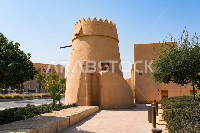 برج مراقبة تقليدي مبني من الطوب اللبن مع شرفات مزخرفة في حي الضو التاريخي، الرياض، المملكة العربية السعودية