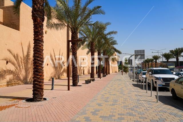 أسوار تحصينات حي الضو التاريخي مع برج تقليدي من الطوب اللبن، الرياض، المملكة العربية السعودية