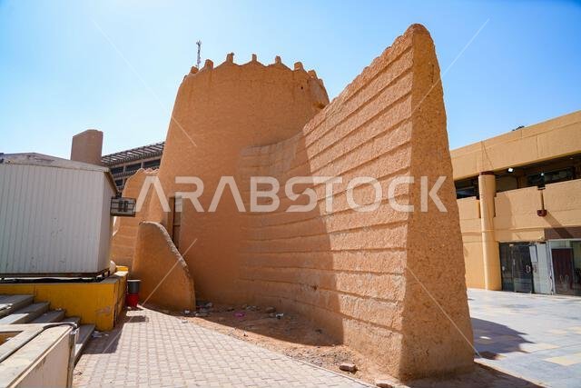 برج ديرة التاريخي برج مراقبة من الطوب اللبن في ساحة ديرة بالقرب من قصر الحكم في منطقة الظو التاريخية، الرياض، المملكة العربية السعودية