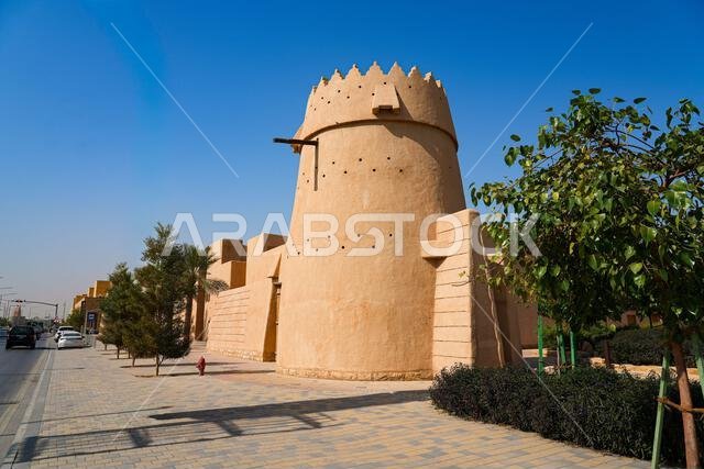 برج مراقبة تقليدي مبني من الطوب اللبن مع شرفات مزخرفة في حي الضو التاريخي، الرياض، المملكة العربية السعودية برج مراقبة تقليدي مبني من الطوب اللبن مع شرفات مزخرفة في حي الضو التاريخي، الرياض، المملكة العربية السعودية
