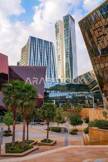 ساحة مشاة حديثة مع مبنى زجاجي هندسي نحاسي ذي تصميم مستقبلي في مركز الملك عبد الله المالي، الرياض، المملكة العربية السعودية ساحة مشاة حديثة مع مبنى زجاجي هندسي نحاسي ذي تصميم مستقبلي في مركز الملك عبد الله المالي، الرياض، المملكة العربية السعودية