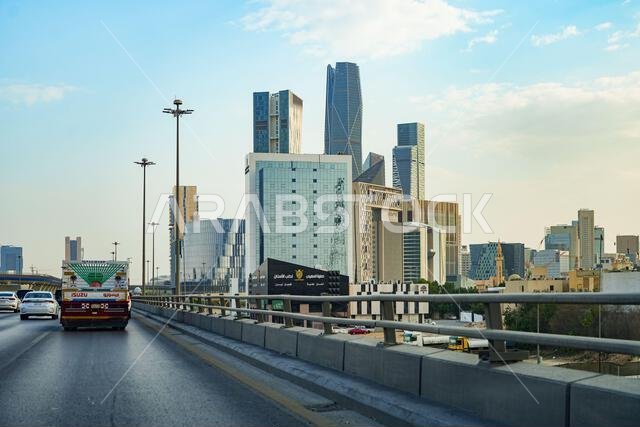 أفق ناطحات السحاب في مركز الملك عبد الله المالي (KAFD) كما يُرى من جسر على طريق سريع في الرياض، المملكة العربية السعودية