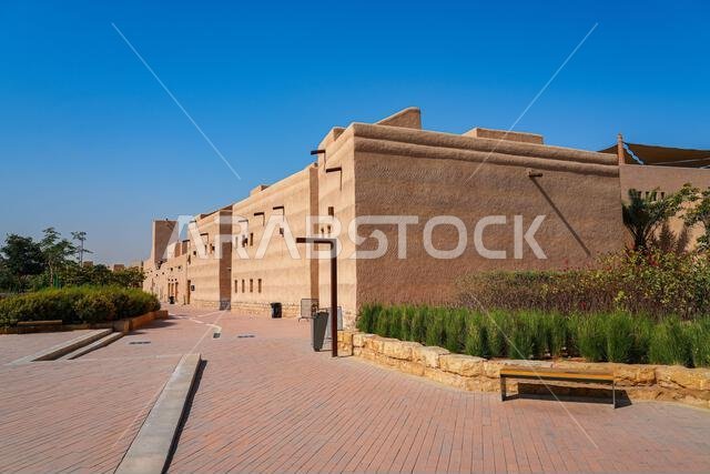 العمارة التقليدية المبنية من الطوب اللبن لمسجد الحلة في زقاق القرى، منطقة الظو التاريخية، الرياض، المملكة العربية السعودية