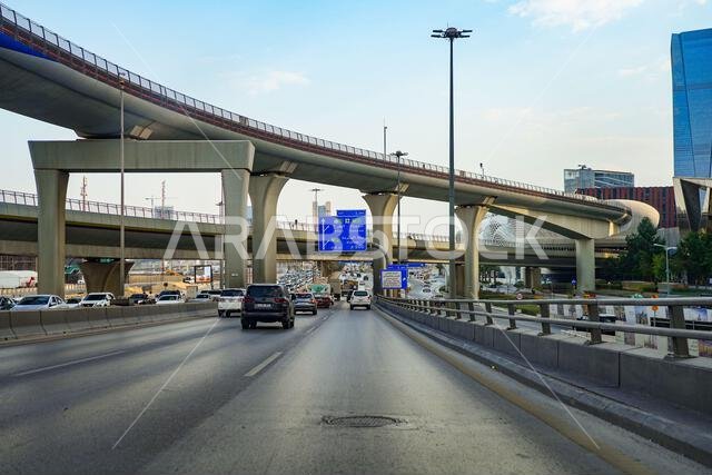 جسر سكة حديد مرتفع لمترو الرياض وإشارة مرور على الطريق السريع بالقرب من مركز الملك عبد الله المالي (KAFD)، المملكة العربية السعودية