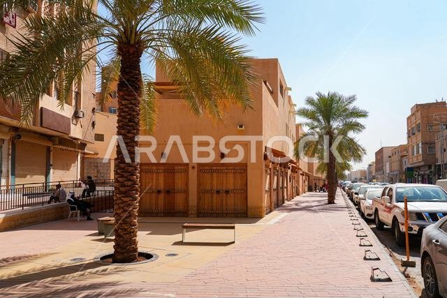 ممشى للمشاة بجوار مبانٍ تقليدية من الطوب اللبن في حي الضو، الرياض، المملكة العربية السعودية