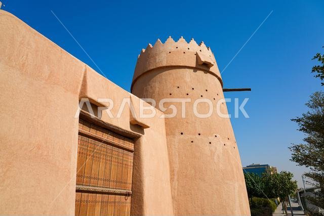 برج مراقبة تقليدي مبني من الطوب اللبن مع شرفات مزخرفة في حي الضو التاريخي، الرياض، المملكة العربية السعودية