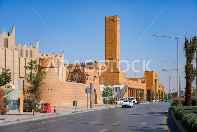 مئذنة مسجد الشيخ محمد بن إبراهيم وتحصينات الطوب اللبن التقليدية على طريق المدينة المنورة بالقرب من قصر الحكم، الرياض، المملكة العربية السعودية مئذنة مسجد الشيخ محمد بن إبراهيم وتحصينات الطوب اللبن التقليدية على طريق المدينة المنورة بالقرب من قصر الحكم، الرياض، المملكة العربية السعودية