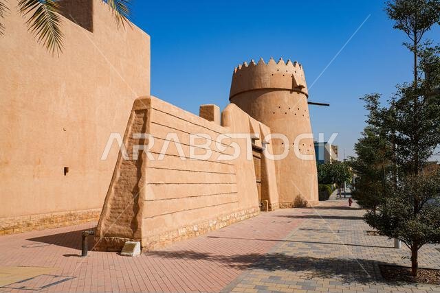 برج مراقبة تقليدي مبني من الطوب اللبن مع شرفات مزخرفة في حي الضو التاريخي، الرياض، المملكة العربية السعودية