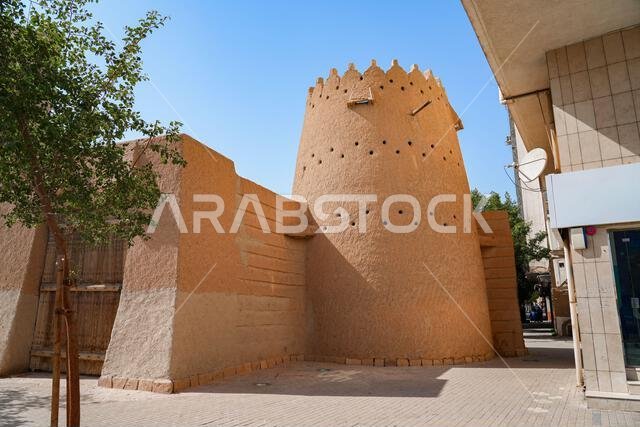 بوابة الثميري التاريخية، برج مراقبة مبني من الطوب اللبن في حي الضو التاريخي، الرياض، المملكة العربية السعودية بوابة الثميري التاريخية، برج مراقبة مبني من الطوب اللبن في حي الضو التاريخي، الرياض، المملكة العربية السعودية