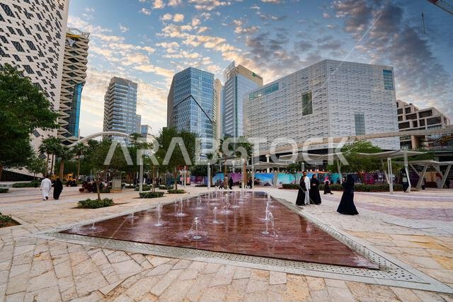 ساحة بها نافورة مياه جوفية في مركز الملك عبد الله المالي (KAFD) في الرياض، المملكة العربية السعودية