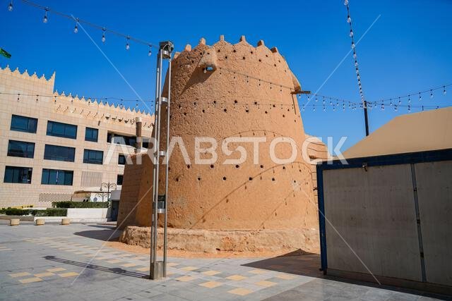 برج ديرة التاريخي برج مراقبة من الطوب اللبن في ساحة ديرة بالقرب من قصر الحكم في منطقة الظو التاريخية، الرياض، المملكة العربية السعودية