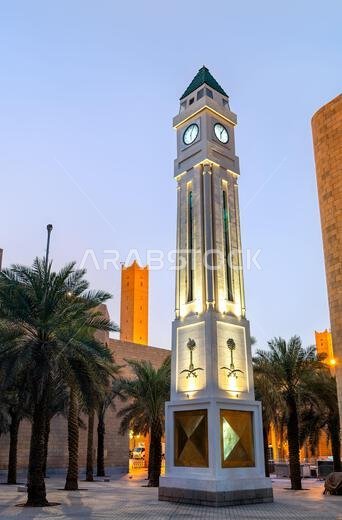 برج ساعة الصفاة المضاء، المعروف باسم بيغ بن السعودية، والذي يحمل شعار المملكة العربية السعودية عند الغسق في الرياض، المملكة العربية السعودية