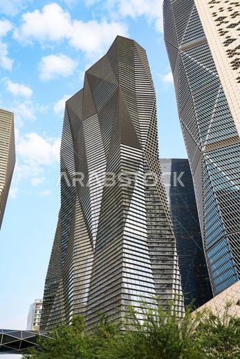 منظر من زاوية منخفضة لبرج المقرنص وبرج صندوق الاستثمارات العامة في مركز الملك عبد الله المالي، الرياض، المملكة العربية السعودية