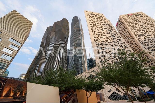 منظر من زاوية منخفضة لبرج المقرنص وبرج صندوق الاستثمارات العامة في مركز الملك عبد الله المالي، الرياض، المملكة العربية السعودية